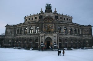 Semperoper mit Schnee