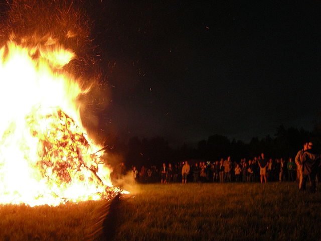 640px-Osterfeuer_bei_Graz