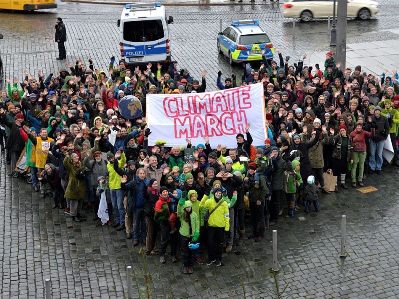 aktivisten-beim-demo-abschluss-auf-dem-schlossplatz--1609900h