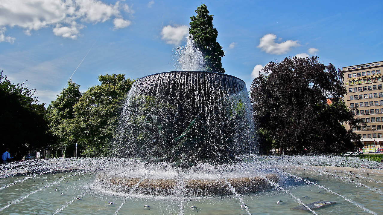 fountain at Albertplatz