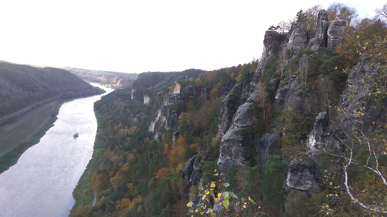 Elbtal mit Sandsteinfelsen