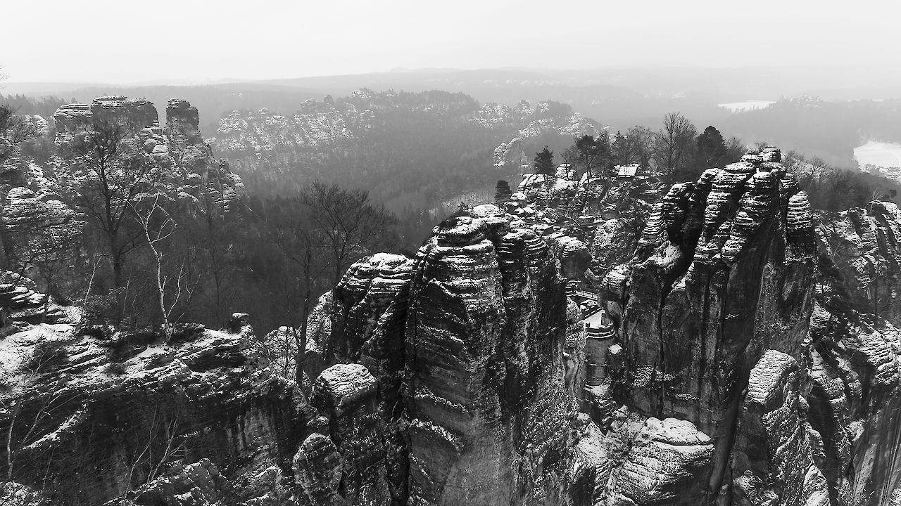 Sandsteinfelsen im Winter