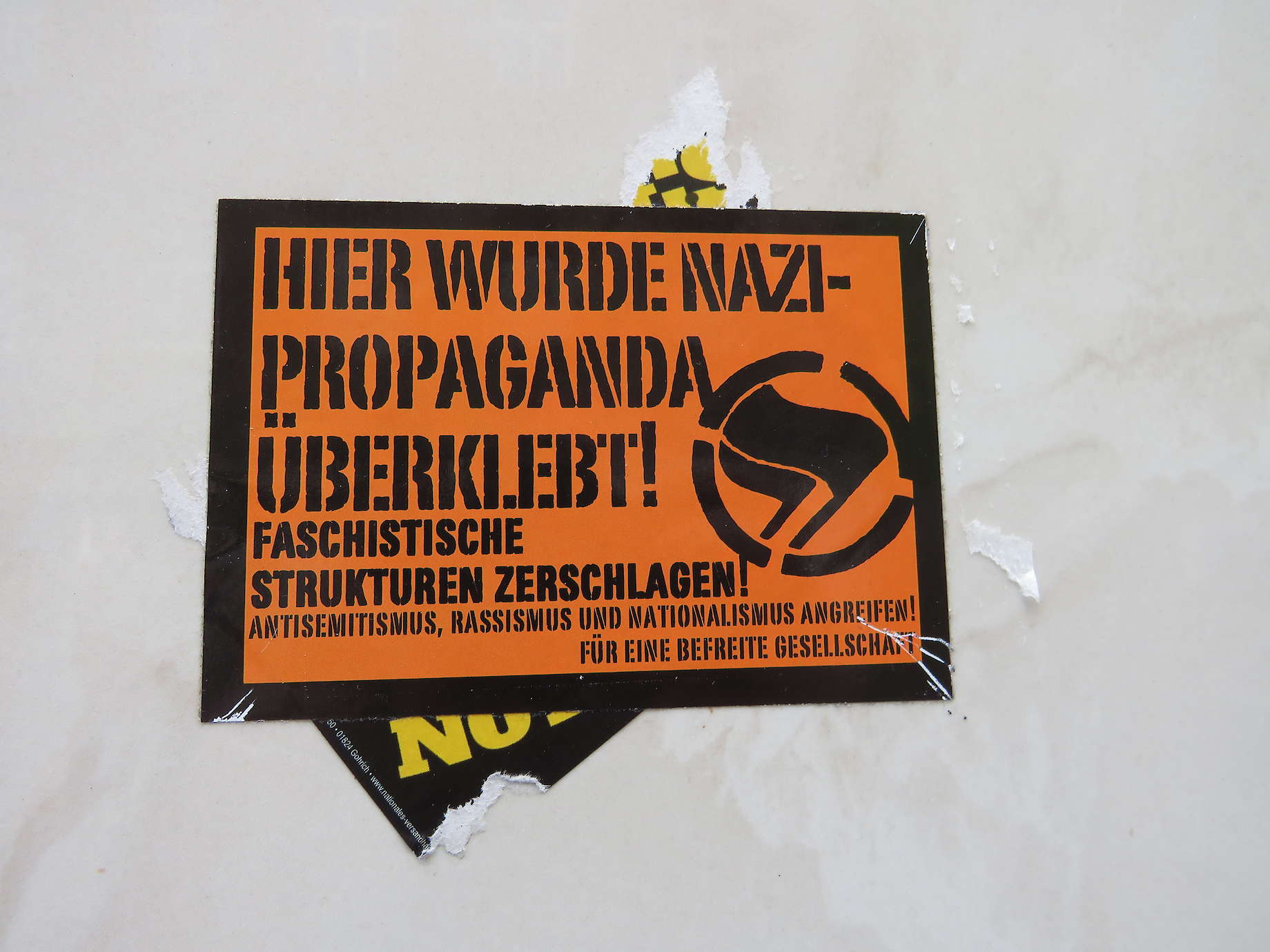Botschaft auf einem Sticker der Dresdner Antifa