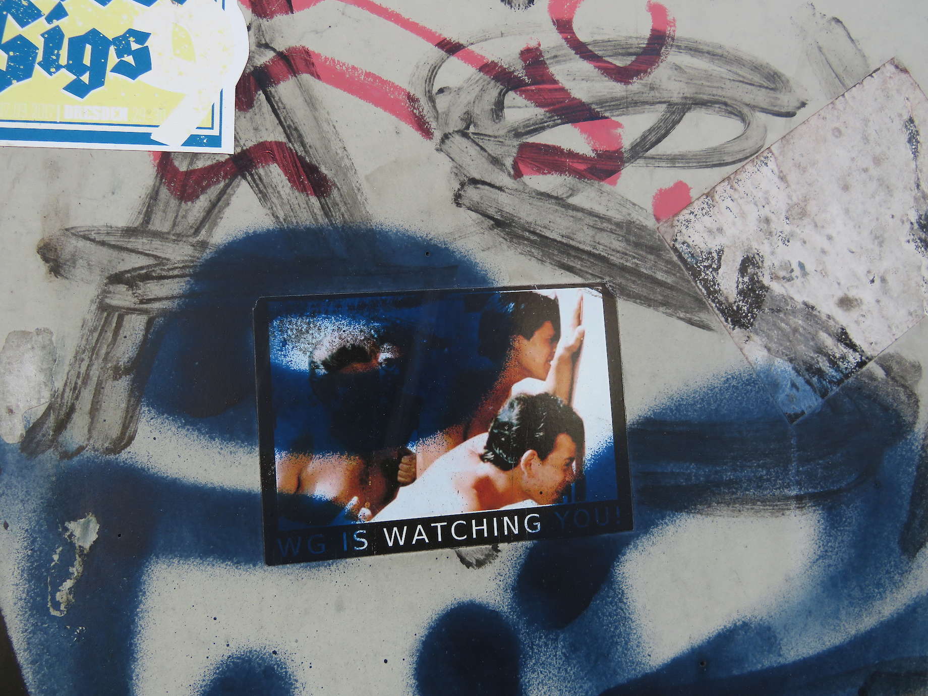 "WG is watching you" - Hinweis auf Überwachung von oben? Oder wachen die Neustädter über dich?