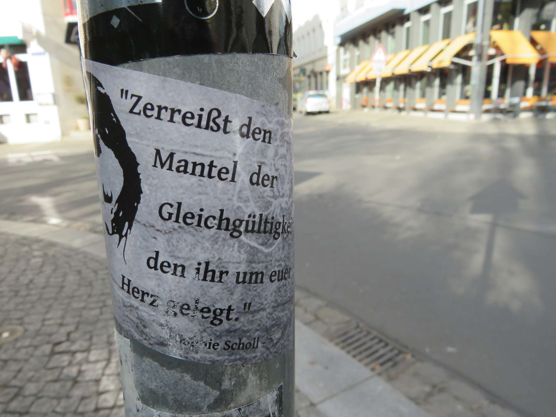 Zitat der Sophie Scholl, gefunden an einem Straßenschild an der Kreuzug Alaunstraße/ Louisenstraße.