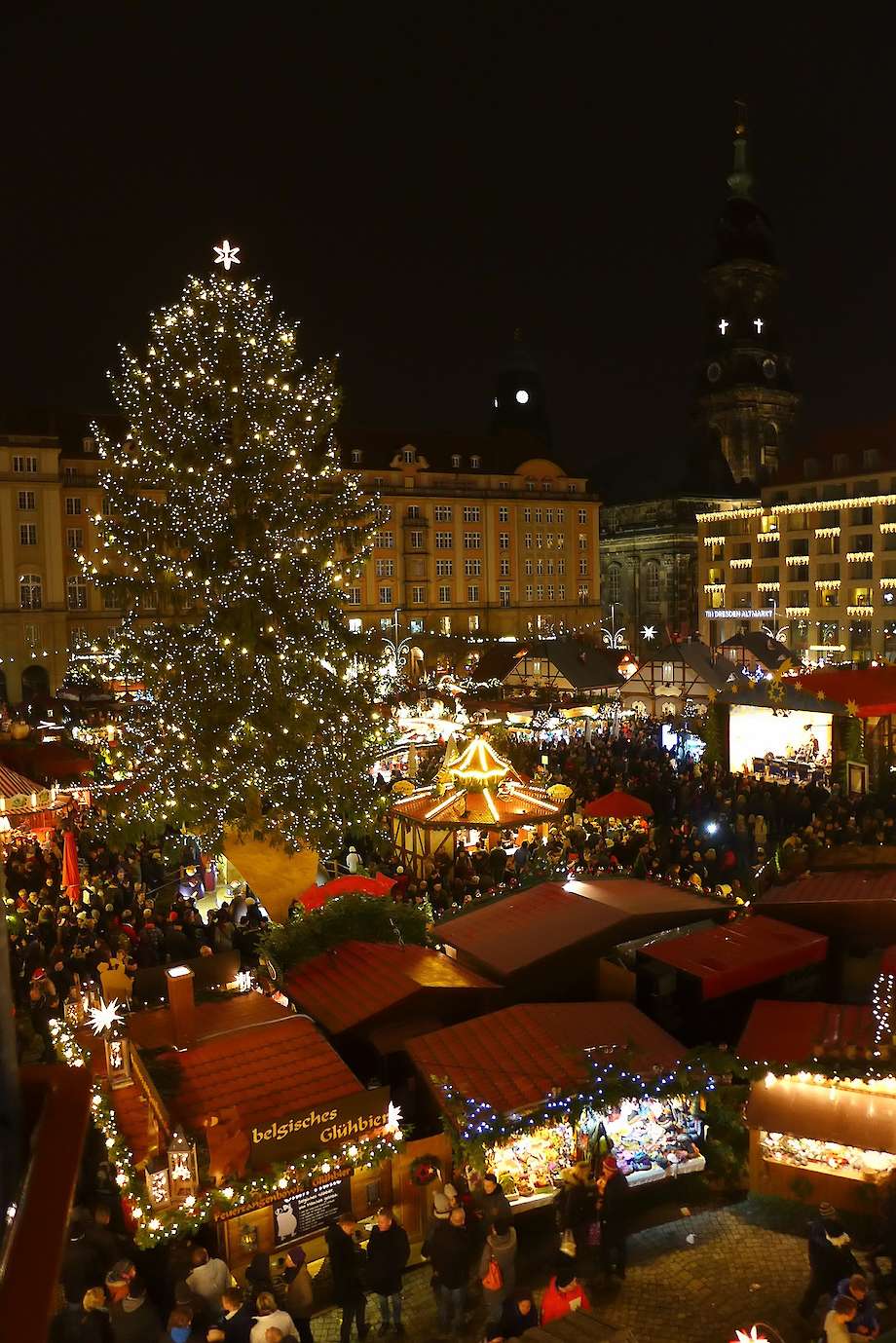 Der berühmte Dresdner Striezelmarkt bei Nacht (Quelle: Pixabay)