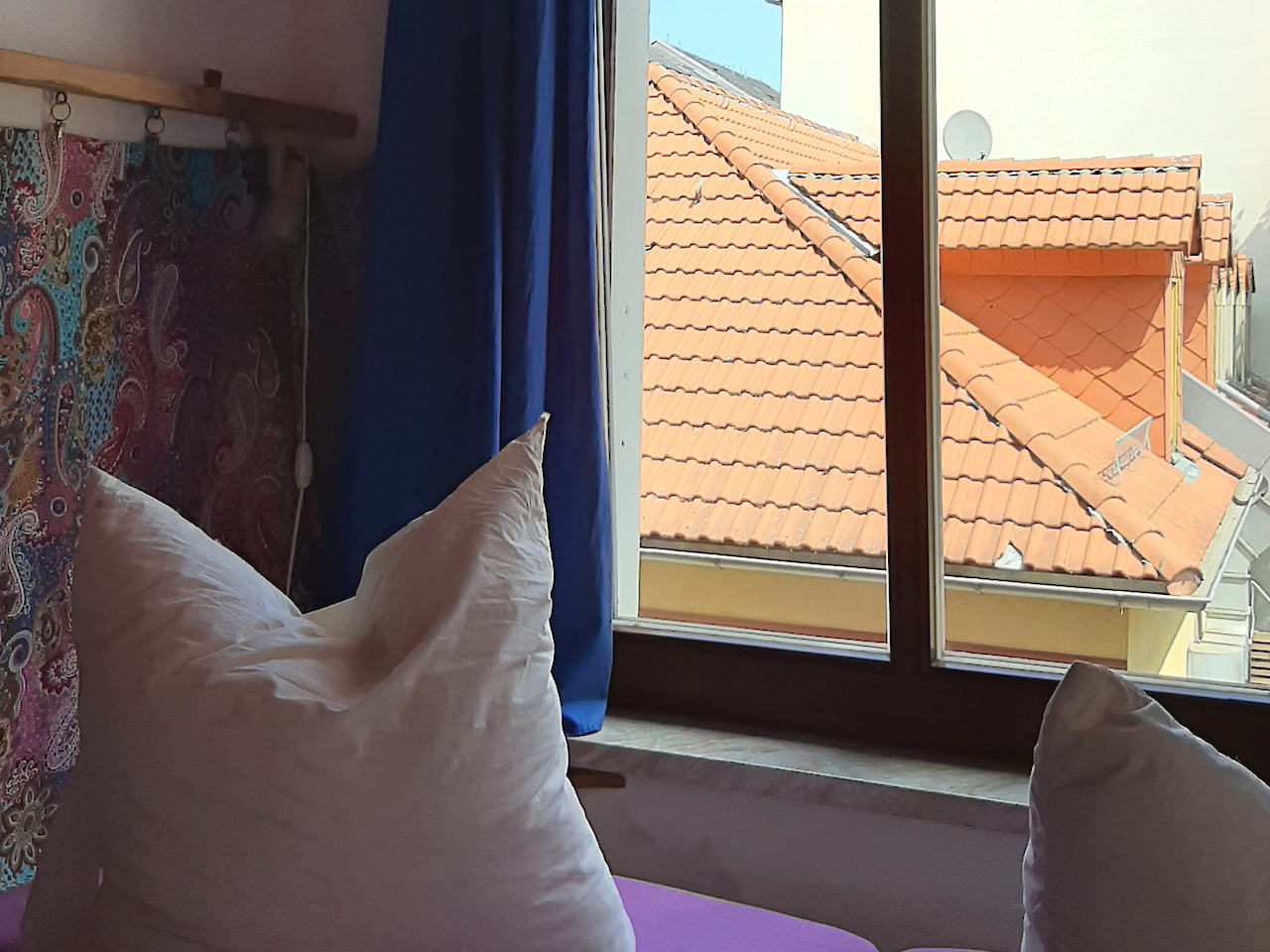 Detalle de la cama de la habitación doble en la India