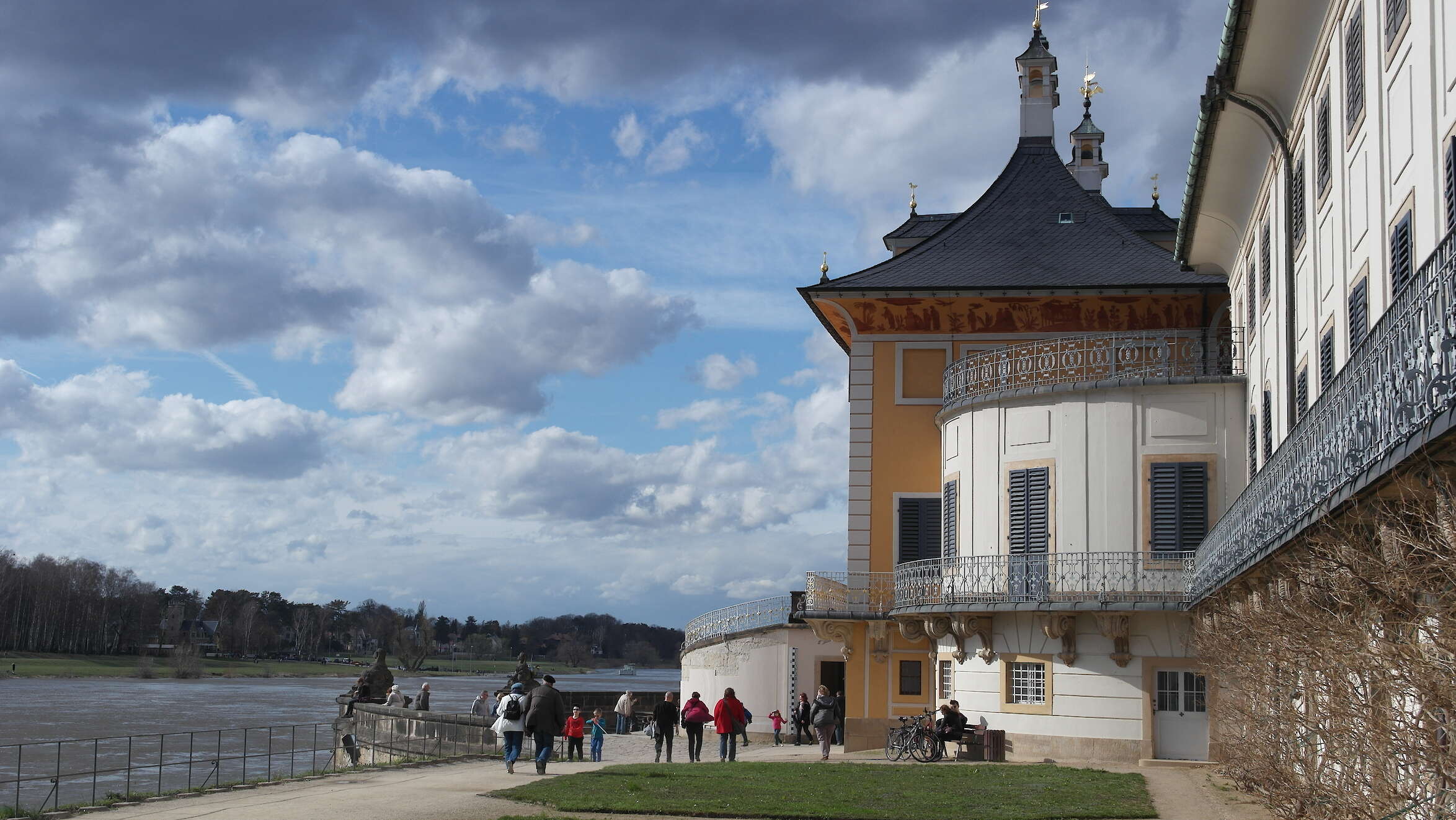 Vorderansicht Schloss Pillnitz mit der Elbe