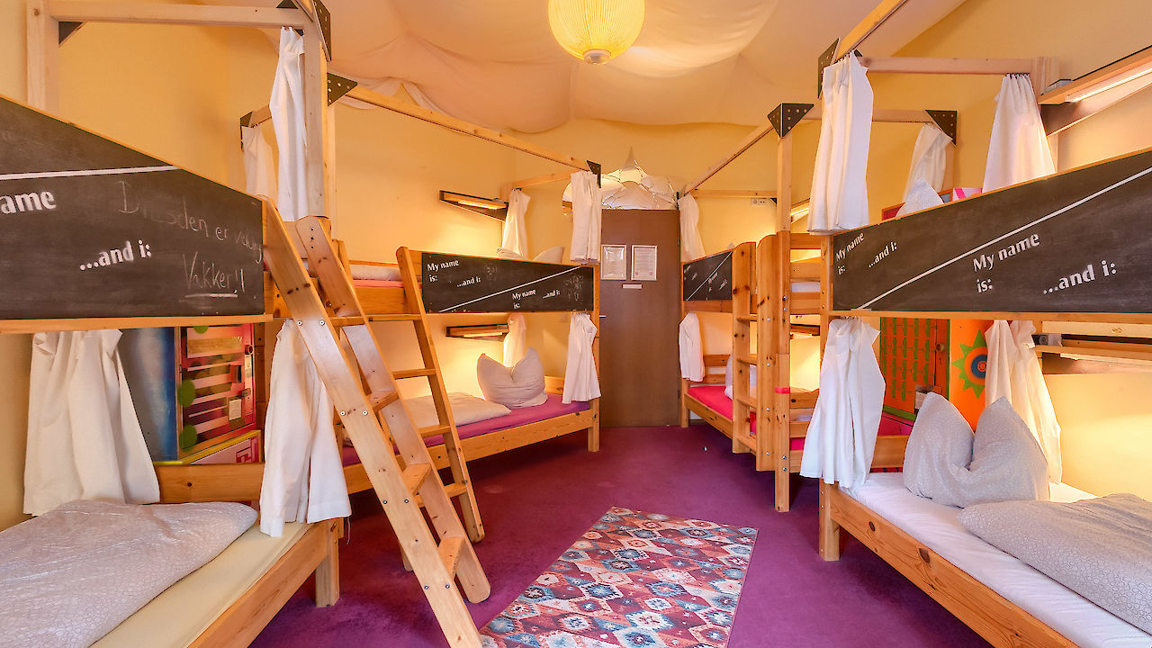 Pustynie pokój z ośmioma łóżkami