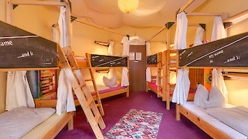sala de desertos com oito camas