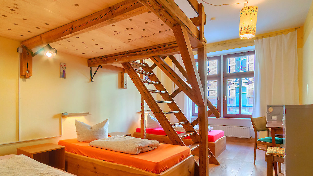 Spiralne okno z pięcioma łóżkami w pokoju