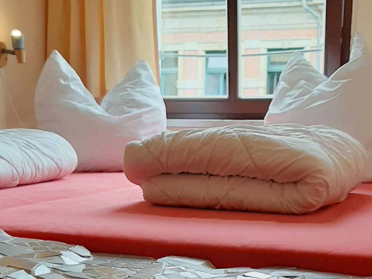 Cama de detalle de la habitación doble en mosaico