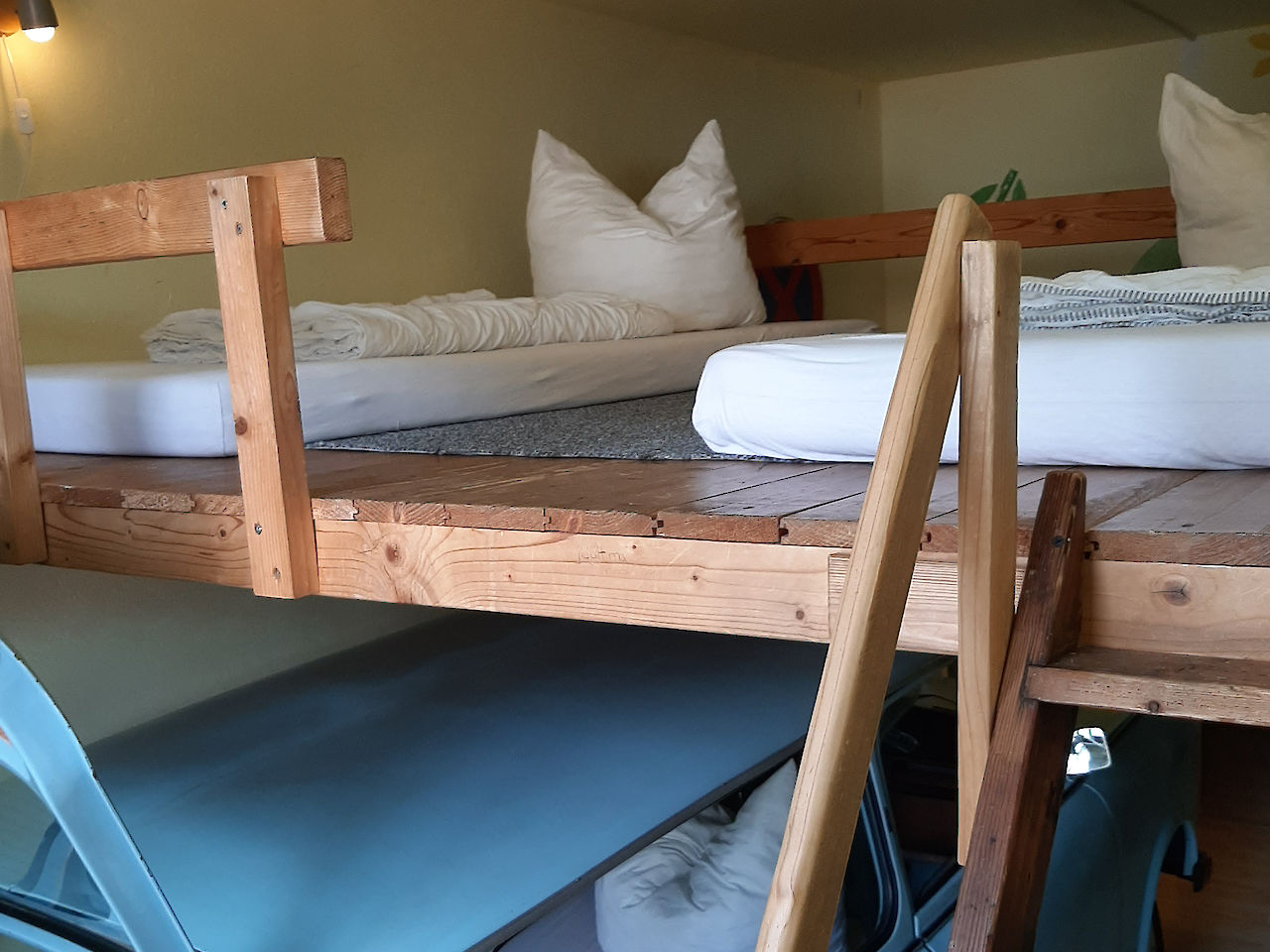 La habitación doble Trabbi detalla la cama superior