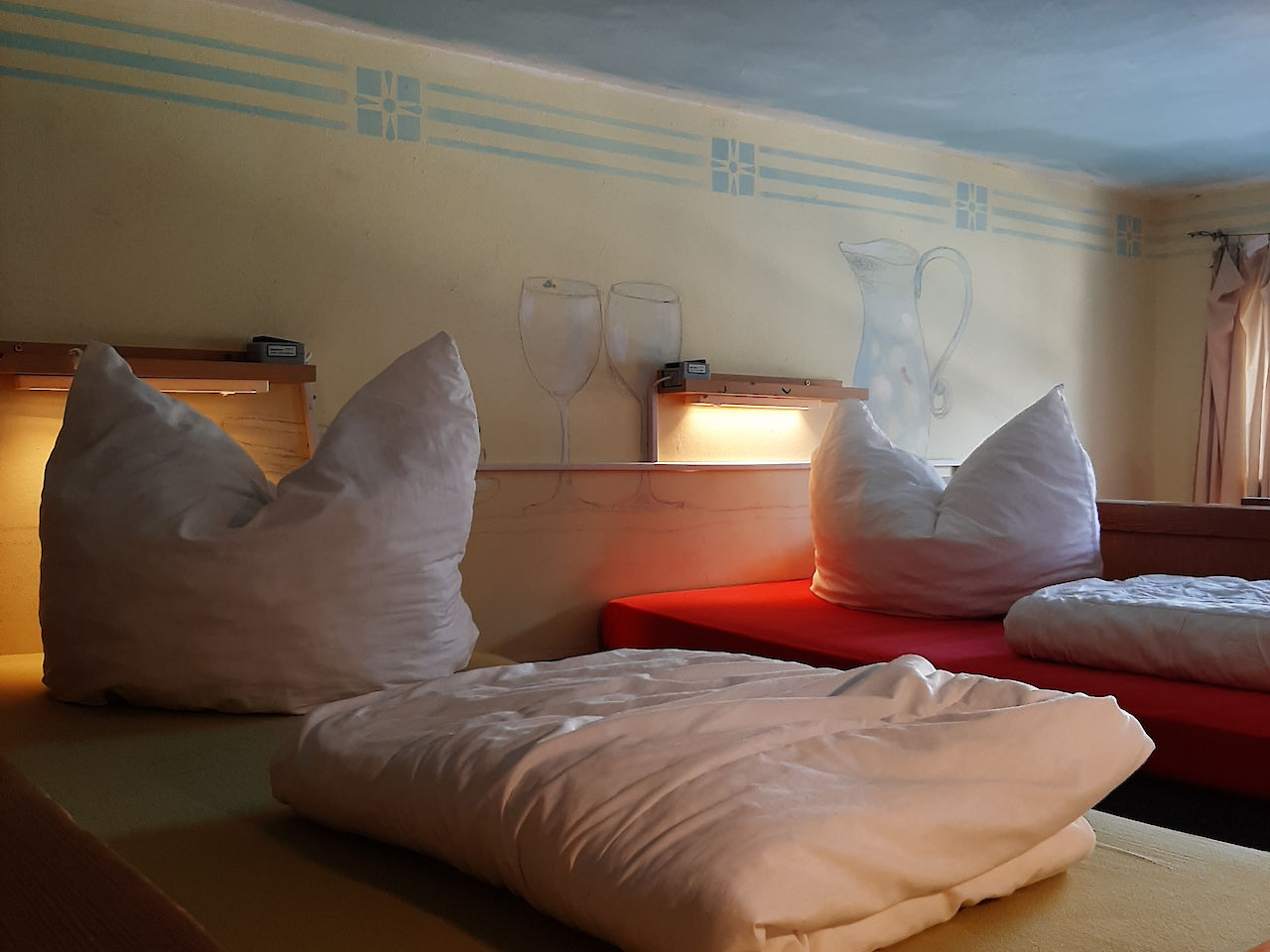 Détail d'une chambre géante à trois ou quatre lits à l'étage