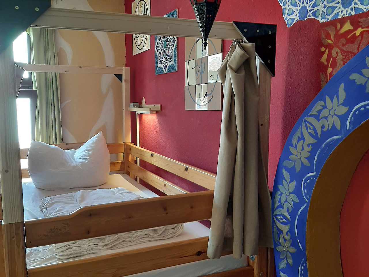 Détail d'une chambre religieuse avec des lits superposés