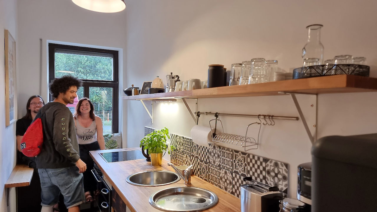 Appartement familial - cuisine avec invités