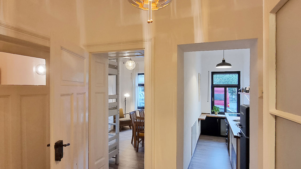 Appartement familial - vue du couloir sur le salon et la cuisine