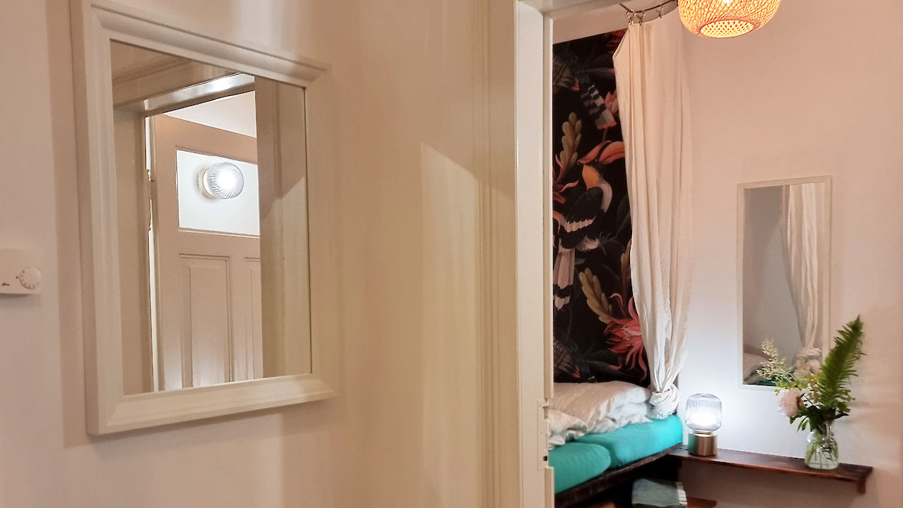 Appartement familial - vue détaillée du couloir avec vue sur la chambre à coucher