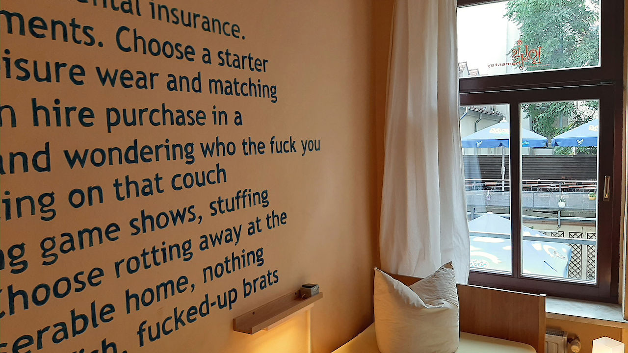 Pokój filmowy z trzema lub czterema łóżkami