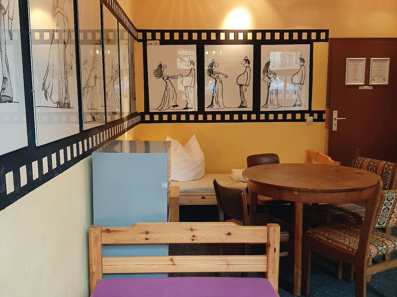 Salle de cinéma Chambre à trois ou quatre lits Porte