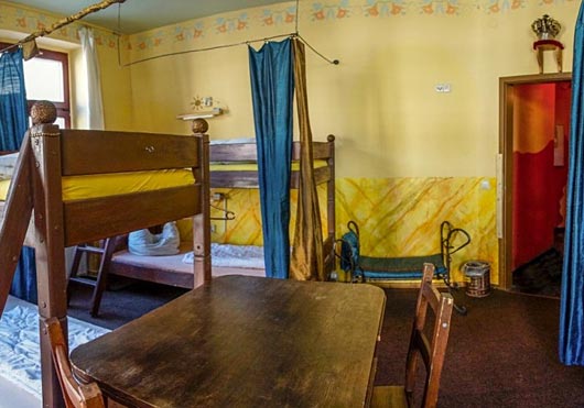 6 bed room